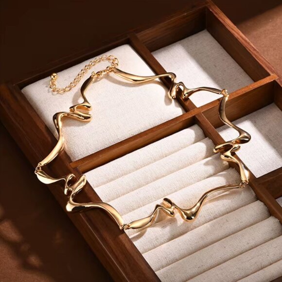 Bold Gold-Tone Abstract Collar Necklace – Modern Elegance - Picture 3 of 4